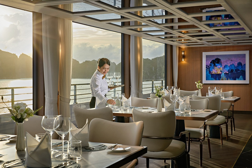 Grand Pioneers cũng là đội du thuyền đầu tiên của Việt Nam hoạt động được trên khắp vùng nước ven biển thuộc lãnh hải Việt Nam theo tiêu chuẩn cấp tàu VR-SB. Ngày 25/5/2024, Công ty TNHH Vận tải Việt Thuận và Liên hiệp các hội UNESCO Việt Nam đã ký kết chương trình “Việt Nam sáng tạo” và khẳng định vai trò “Người tiên phong trên hành trình di sản” của thương hiệu. (Ảnh: Phòng ăn viu triệu đô trên Grand Pioneers)