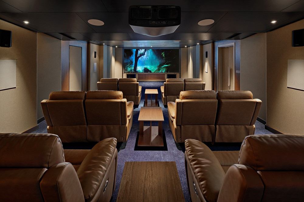 Hành trình Di sản Hạ Long đặt nền móng cho Hành trình Di sản xuyên Việt, và quốc tế trong tương lai không xa của Việt Thuận Group và đội du thuyền Grand Pioneers. Đây là hải trình du lịch biển được tỉnh Quảng Ninh lựa chọn là chương trình tiêu biểu cho việc phát triển du lịch bền vững, dựa trên bảo tồn và vinh danh giá trị di sản của Vịnh Hạ Long và tỉnh Quảng Ninh. (Ảnh: Phòng chiếu phim trên du thuyền).