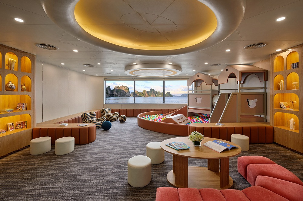 Grand Pioneers là du thuyền duy nhất Hạ Long được trang bị 2 xuồng cấp cứu, lương khô, đèn pin, phao cứu sinh, 12 phao bè tự thổi, phòng y tế có đội ngũ bác sĩ thường trực 24/24 suốt hải trình.(Ảnh: Phòng vui chơi dành cho trẻ em trên Grand Pioneers)