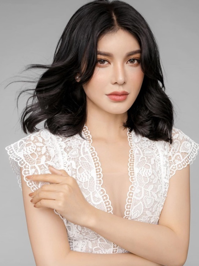  Lily Chen được khán giả biết đến với biệt danh "ngọc nữ Bolero". Bên cạnh giọng ca ngọt ngào, Lily Chen còn lấn sân sang diễn xuất.