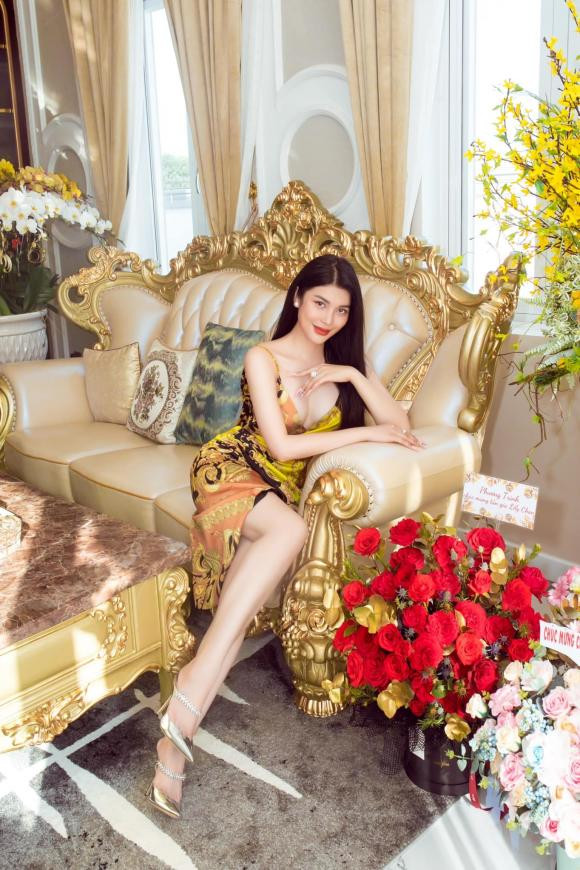 Toàn bộ nội thất được Lily Chen chọn lọc kỹ càng theo tông màu vàng đồng.