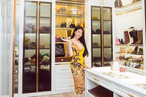 Chân dài Tây Ninh còn dành riêng một phòng để đồ thời trang như túi xách, giày dép, quần áo...