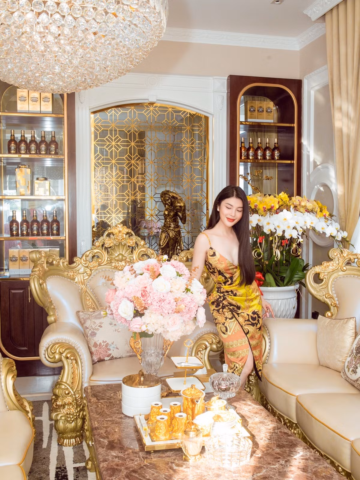 Căn biệt thự xây theo phong cách tân cổ điển, gồm hai phòng ngủ, một phòng thay đồ, một phòng làm việc, một phòng thờ và một phòng gym.