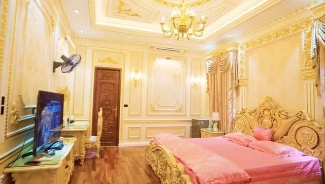 Phòng ngủ xa hoa không khác nơi ở của các thành viên trong hoàng gia.