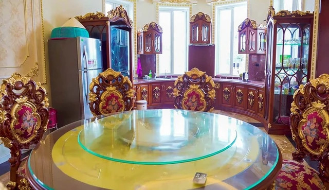 Phòng bếp có nhiều cửa sổ cho không gian ngập tràn ánh sáng.