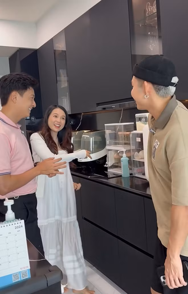 Khu bếp nhiều thiết bị tiên tiến, đặc biệt là máy móc, đồ dùng phục vụ cho em bé. Ảnh: FBNV