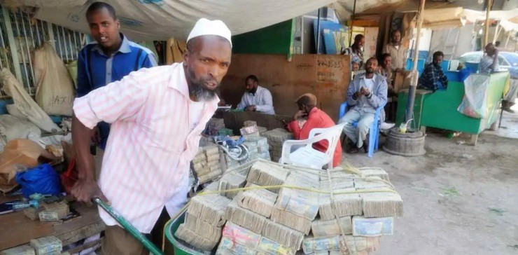 Vì vậy, đồng tiền Somaliland chẳng có mấy giá trị. Người dân chỉ muốn bán bớt để đổi lấy ngoại tệ.