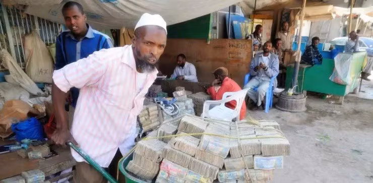 Vì vậy, đồng tiền Somaliland chẳng có mấy giá trị. Người dân chỉ muốn bán bớt để đổi lấy ngoại tệ.