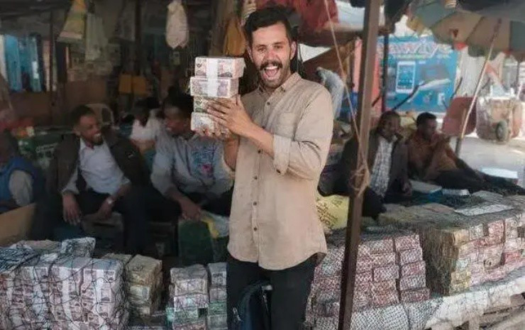 Tự tuyên bố độc lập nhưng cộng đồng quốc tế chưa công nhận quốc gia này. Tại Somaliland, đồng tiền chính là đồng Shilling Somaliland. Tuy nhiên, đồng Shilling Somaliland không được quốc tế công nhận, cũng như không có tỷ giá hối đoái chính thức.