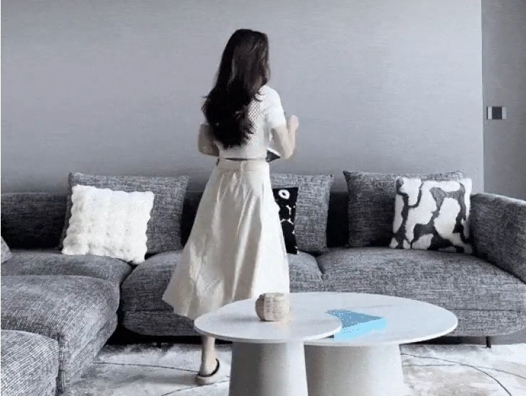 Dễ dàng nhận thấy, căn nhà của Midu thiết kế theo phong cách tối giản với gam màu ghi chủ đạo. Ảnh: chụp màn hình TikTok