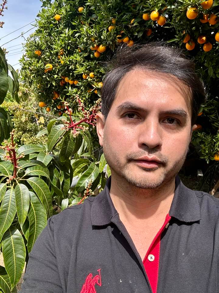 Ngoài hoa, khu vườn của Đức Tiến còn trồng nhiều cây ăn trái Việt Nam, sai trĩu quả.