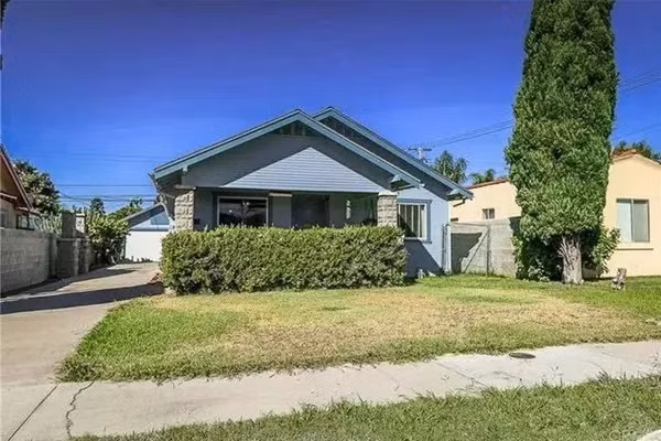 Tại Mỹ, vợ chồng Đức Tiến sống trong căn nhà 700.000 USD (khoảng 16 tỷ đồng) ở California.