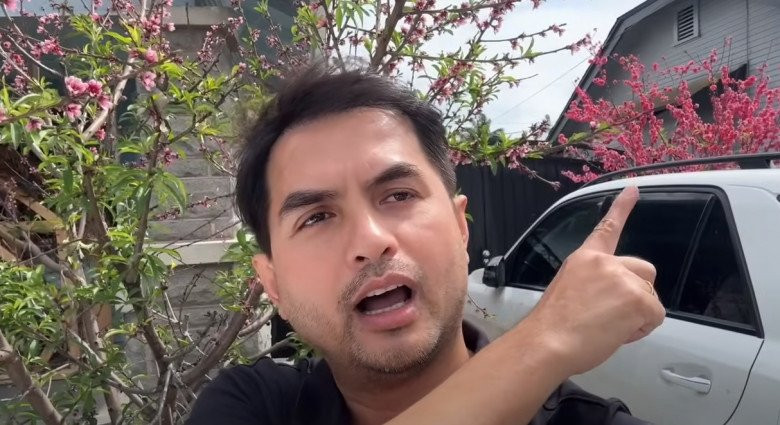 Trên kênh YouTube, Đức Tiến từng chia sẻ khu vườn với nhiều hoa đua nhau khoe sắc.