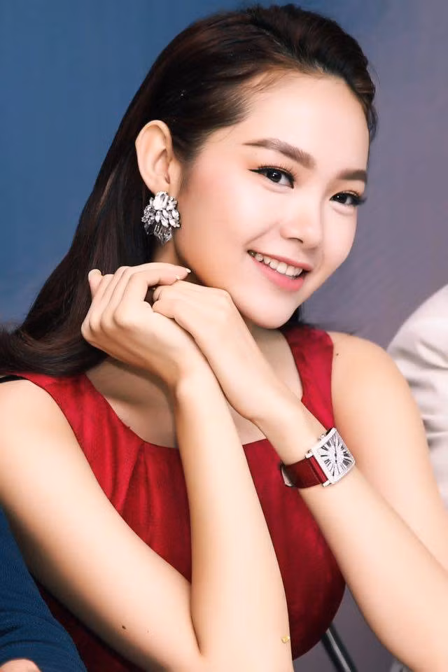 Cô từng gây ấn tượng với chiếc đồng hồ đính kim cương của Frank Muller có giá 1,4 tỷ đồng. Ảnh: FBNV