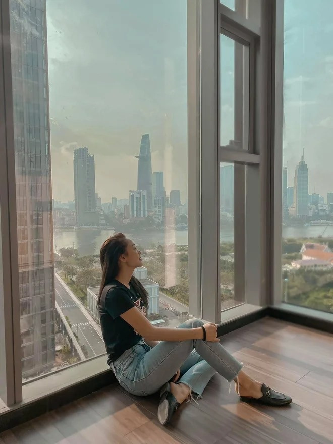 Bên cạnh đó, Minh Hằng còn sở hữu căn hộ trị giá gần 20 tỷ đồng với tầm view tuyệt đẹp, có thể bao quát cả thành phố bao gồm tòa Landmark 81 và Bitexco từ trên cao. Ảnh: FBNV