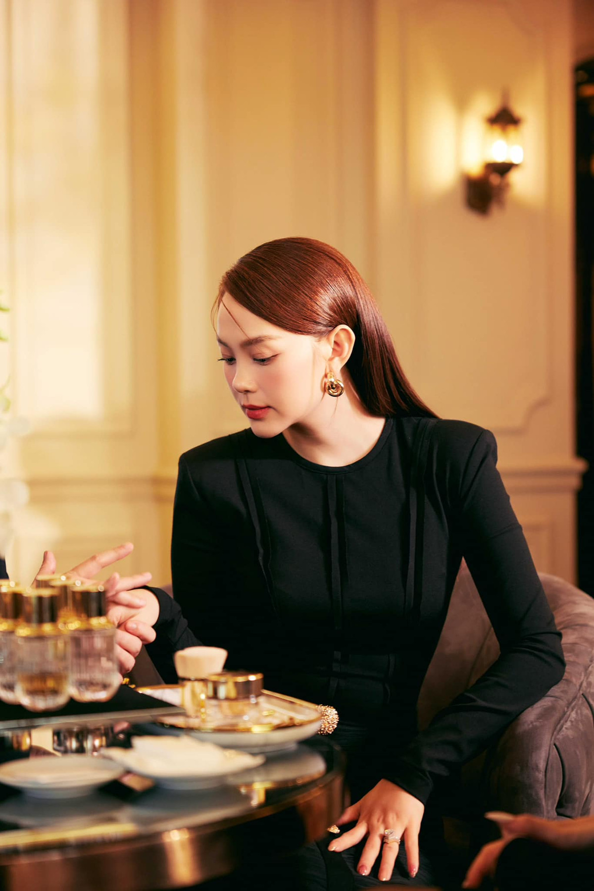 Minh Hằng là một trong những ngôi sao được trả cát-xê cao trong showbiz Việt. Ngoài diễn xuất, Minh Hằng tiếp tục lấn sân sang lĩnh vực ca hát, sản xuất phim. Trong đó, bộ phim Bẫy Ngọt Ngào thu về hơn 80 tỷ đồng. Ảnh: FBNV