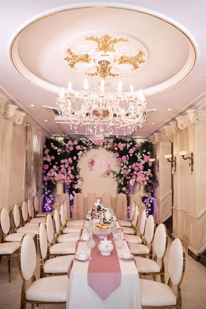 Biệt thự xây trên mảnh đất rộng vài trăm mét vuông, theo phong cách hoàng gia Châu Âu cầu kỳ, xa hoa, ước tính giá trị hàng chục tỷ đồng. Ảnh: FBNV