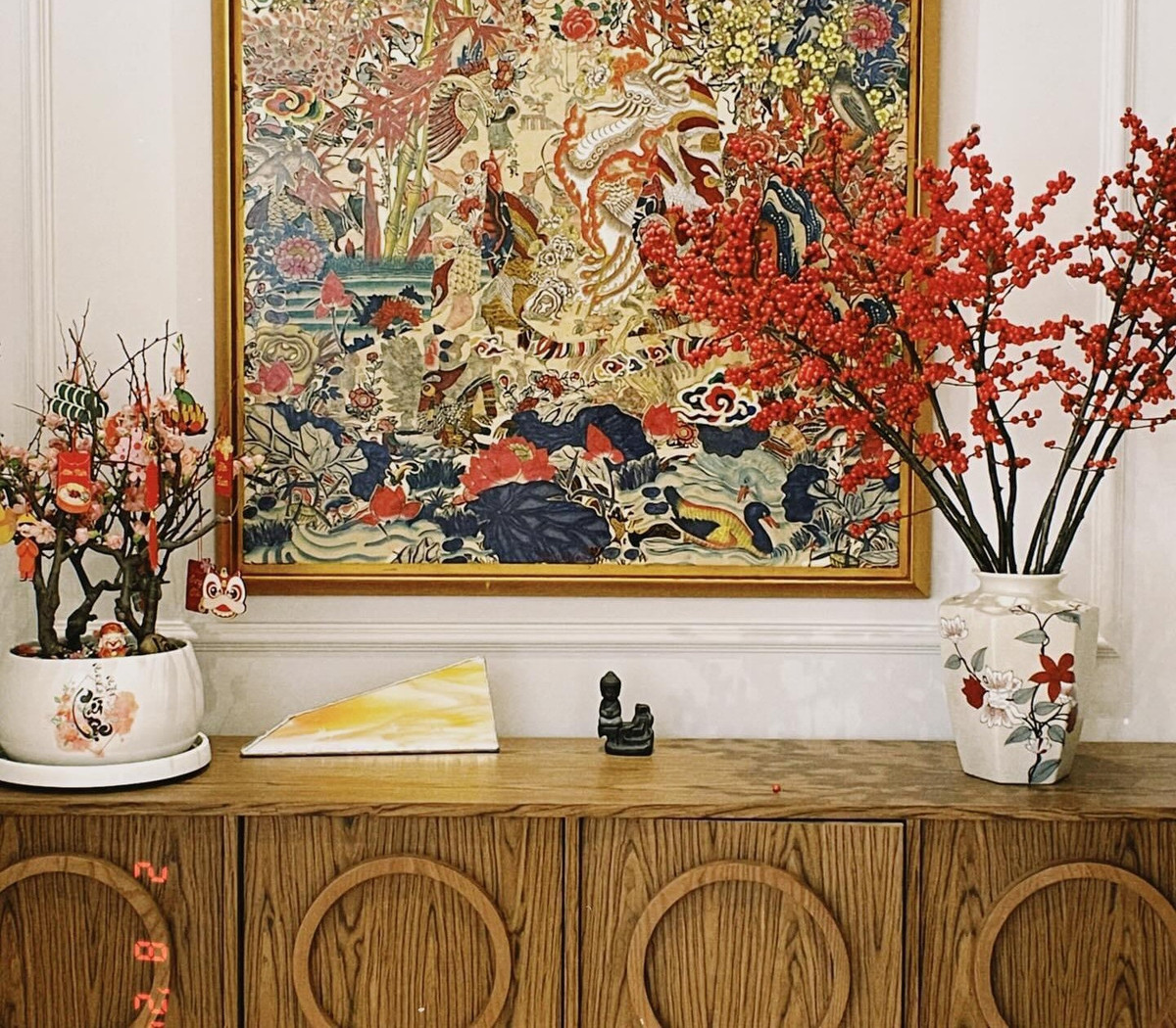 Bình đào đông đỏ làm nổi bật và tăng sự tươi mới cho không gian.