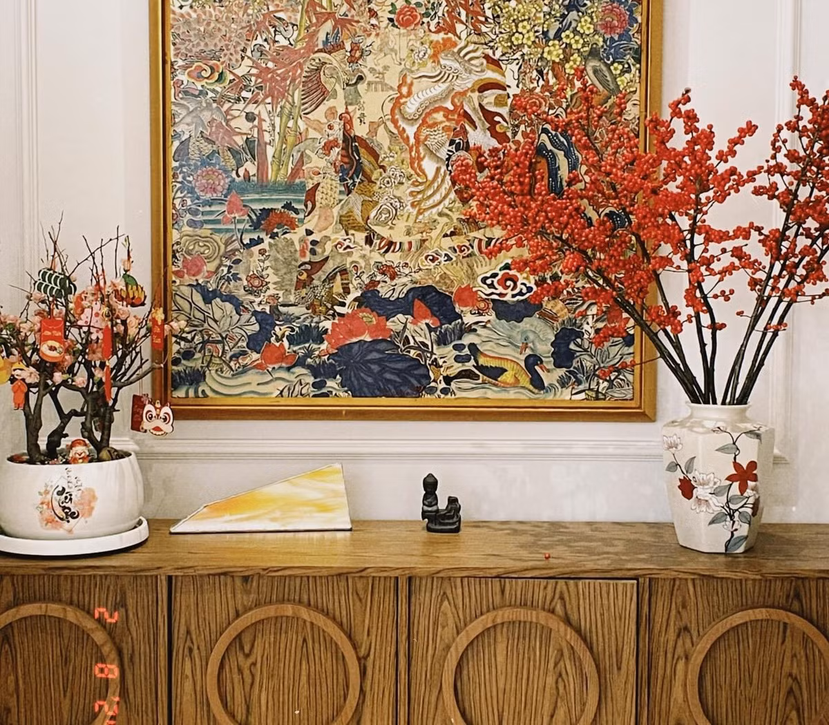 Bình đào đông đỏ làm nổi bật và tăng sự tươi mới cho không gian.