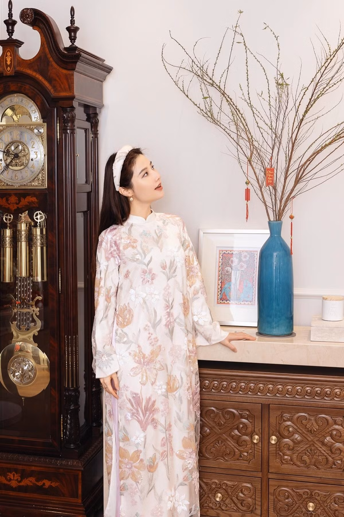 Ở bất kỳ góc nào trong nhà, Diễm My 9X cũng có được bức hình đẹp. Nguồn ảnh: FBNV