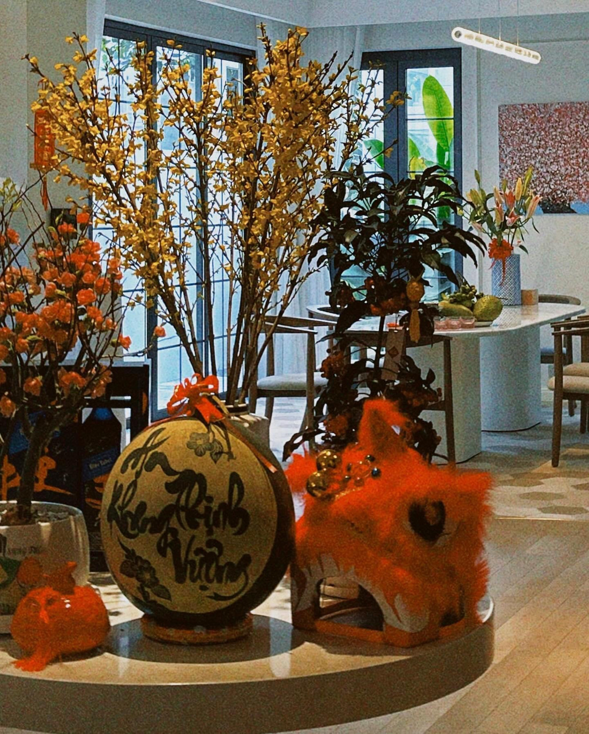 Không gian sống của vợ chồng Diễm My 9X được thiết kế theo phong cách hiện đại.