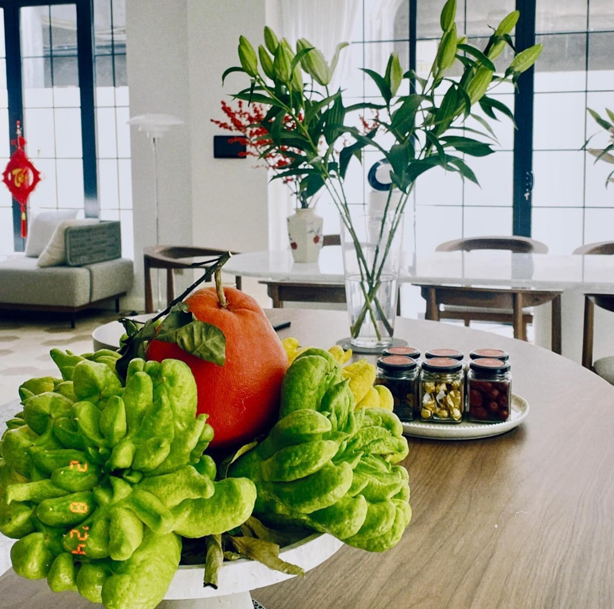 Mâm ngũ quả, trà mứt, bánh kẹo... được bày trí đẹp mắt.