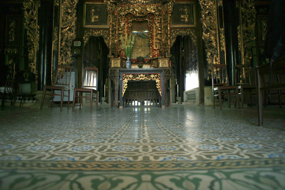 Đặc biệt, gian giữa của nền nhà được xây trũng với quan niệm về phong thủy tiền tài thường "chảy về chỗ trũng". Ảnh: Thamhiemmekong