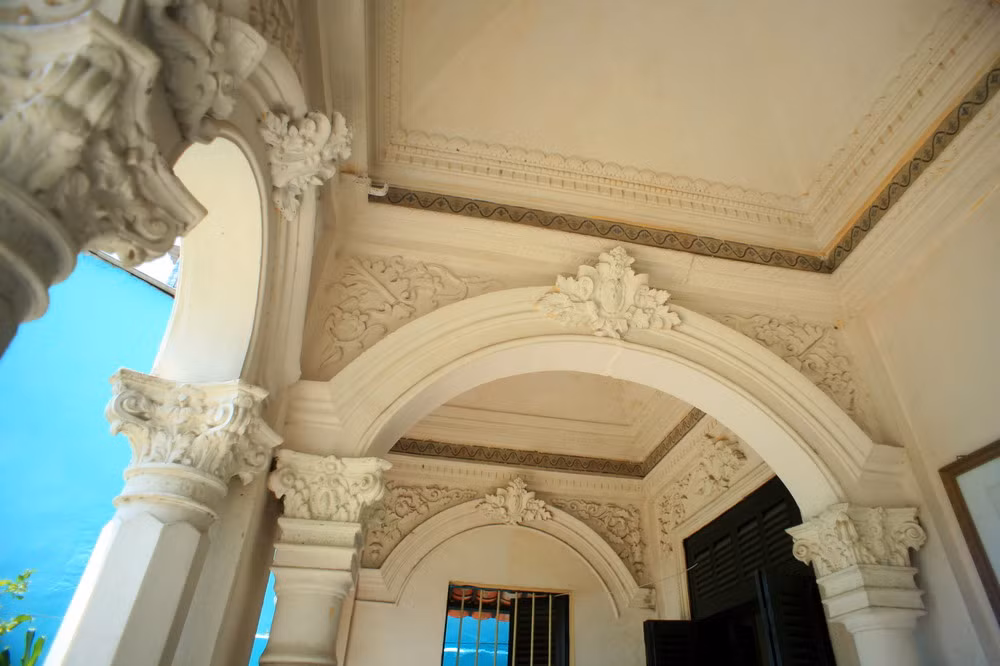 Kiến trúc phương Tây thể hiện rõ nhất ở phần mặt tiền nhà, trần nhà, khung cửa sổ... tất cả được trang trí bằng các phù điêu kiểu thời Phục hưng. Ảnh: Thamhiemmekong