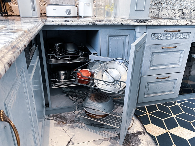 Kệ bếp được thiết kế với nhiều ngăn kéo được sắp xếp hợp lý để đảm bảo mọi thứ đều ngăn nắp, gọn gàng. Ảnh: FBNV