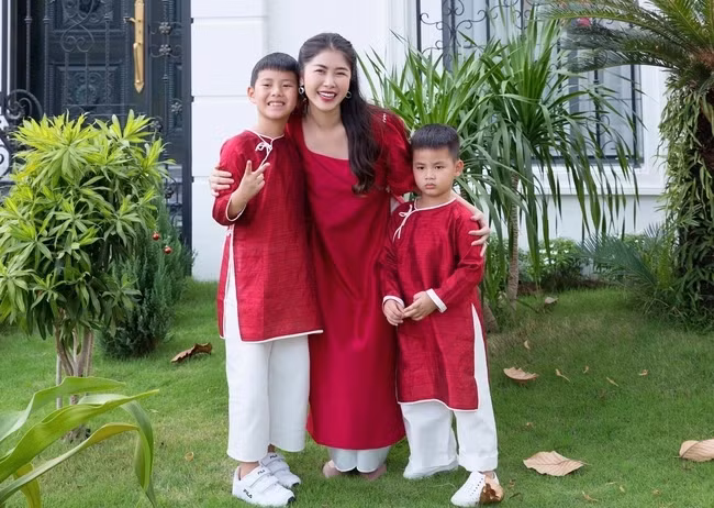 Bên ngoài biệt thự là khu vườn thoáng mát, tràn ngập sắc xanh. Ảnh: FBNV