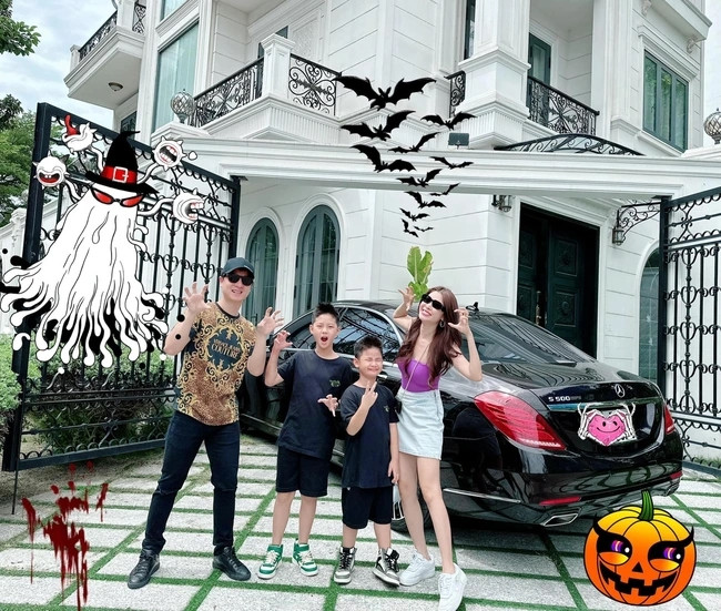 Ngoài đời, nam ca sĩ và bà xã xinh đẹp Thủy Anh cùng hai con trai sống trong căn biệt thự hai mặt tiền tại một khu đô thị lớn ở quận 7 (TP HCM). Ảnh: FBNV