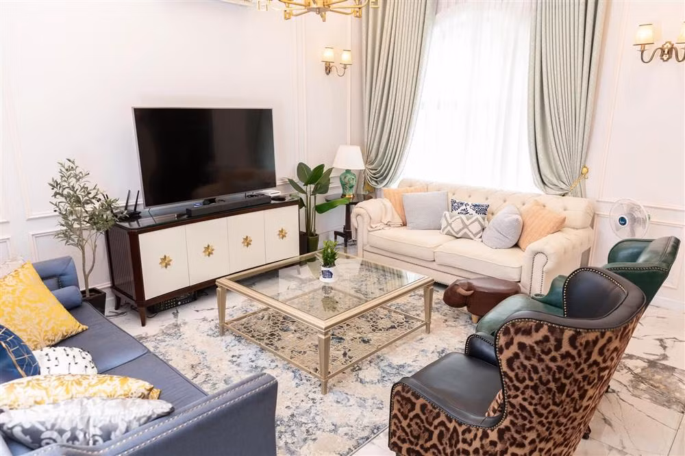 Vợ chồng Đăng Khôi là người lên ý tưởng và giám sát xây dựng. Do không có kiến trúc sư tư vấn nên không gian căn biệt thự mang phong cách tự do của chính vợ chồng nam ca sĩ. Ảnh: FBNV