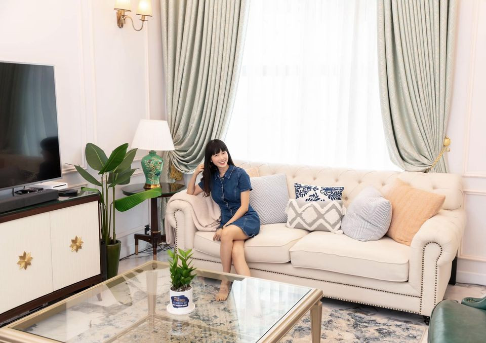 Điểm nhấn phòng khách là những chiếc ghế có hoạ tiết khác nhau tạo nên sự sinh động, đẹp mắt. Ảnh: FBNV