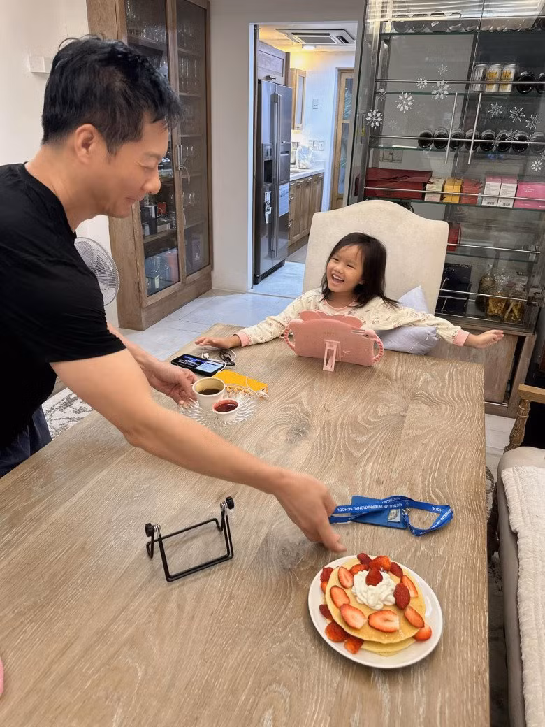 Để chiều con gái, đại gia Đức An không ngại xắn tay áo vào làm bánh ngọt. Ảnh: FBNV