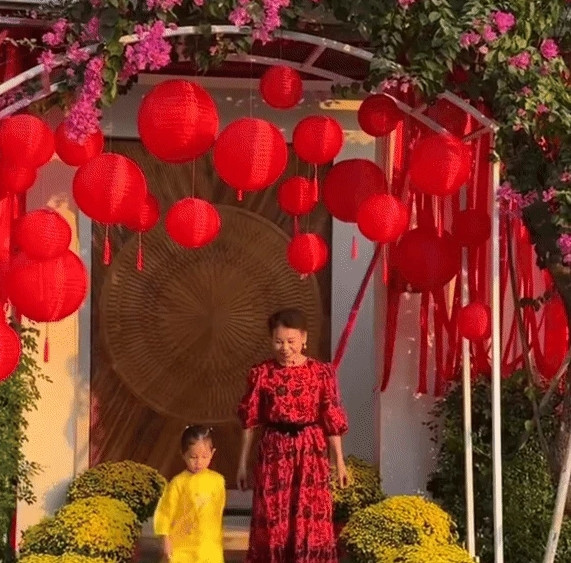 Tại cổng ra vào, Hà Hồ cho treo đèn lồng đỏ, phía trên mái là giàn cây hoa giấy rực rỡ.