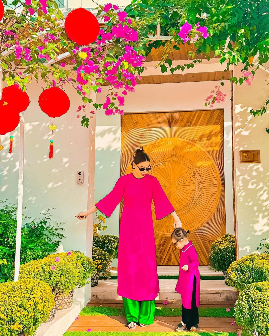 Hồ Ngọc Hà thường sử dụng 1 lượng lớn hoa tươi để trang trí nhà cửa. Nguồn ảnh: FBNV, Instagram