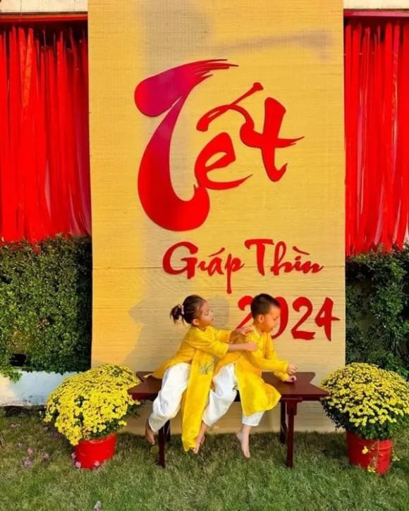 Hồ Ngọc Hà còn sử dụng cúc mâm xôi để trang trí cho hiên nhà thêm rực rỡ.