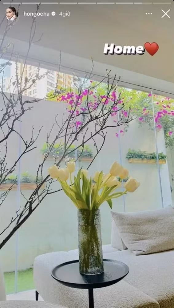 Ngoài ra, Hồ Ngọc Hà còn trưng thêm những bình hoa tulip nhỏ trên bàn uống nước để không gian thêm sinh động.