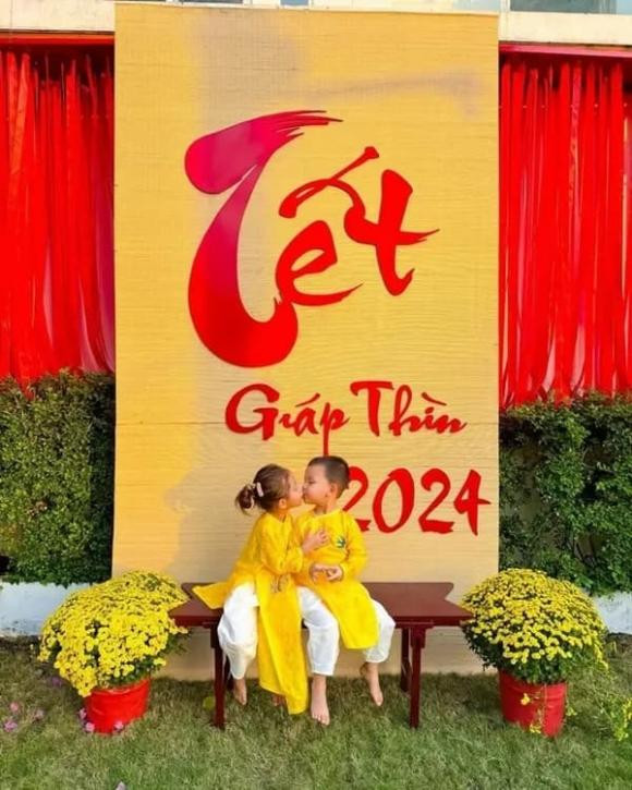 Đặc biệt, Hồ Ngọc Hà còn thiết kế riêng một khu vực để chụp hình "sống ảo" với khung chính là mành tre, phía sau là dải dây đỏ làm nền.