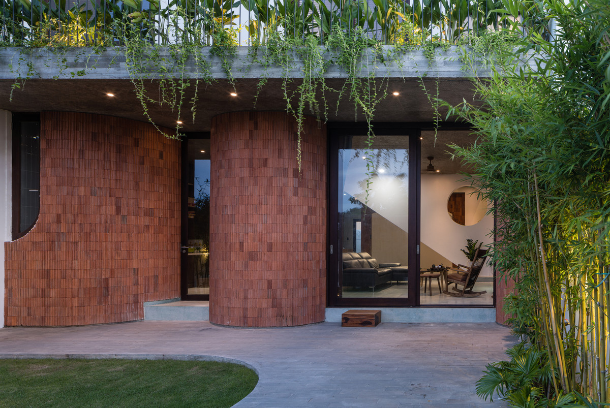 Ngôi nhà nhỏ ở giữa đóng vai trò trung gian, kết nối các không gian riêng tư đồng thời mở ra luồng gió tự nhiên.