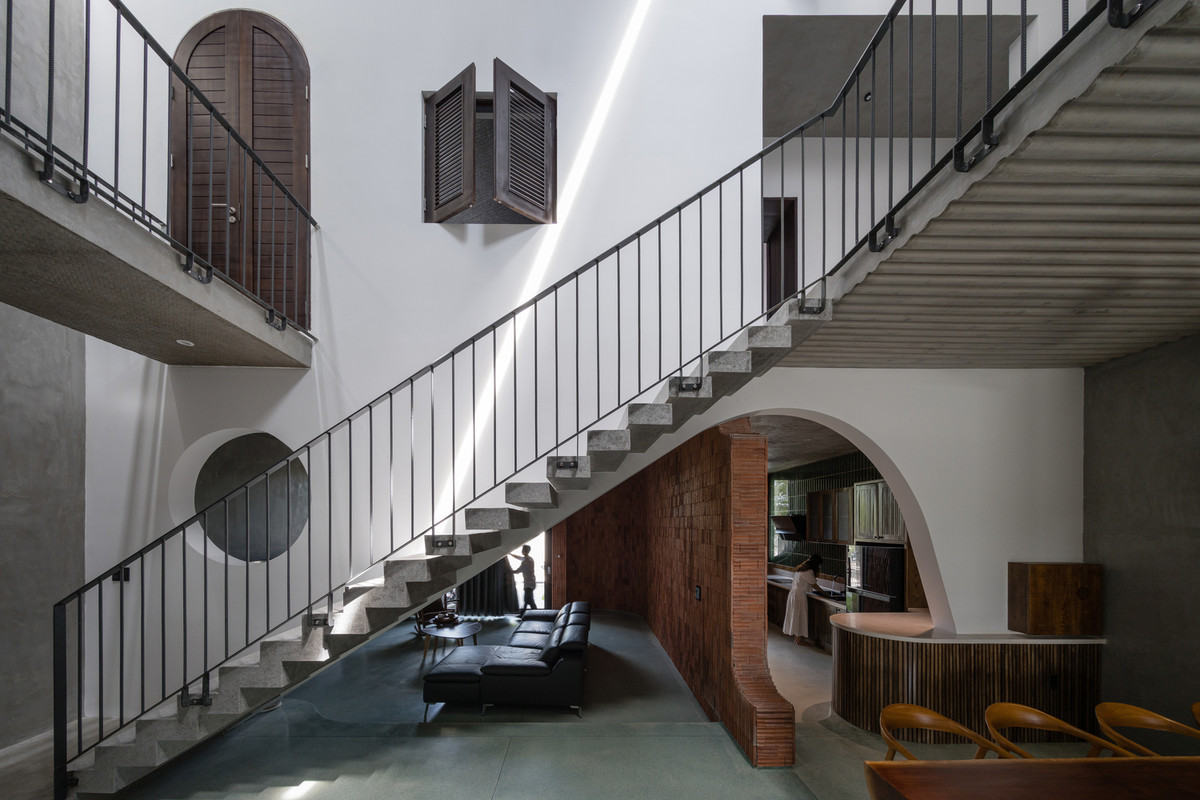 Từ tầng trệt lên cầu thang là nơi trưng bày ánh sáng tự nhiên qua các khe hở trên trần nhà vừa tạo sự sinh động vừa sưởi ấm khắp không gian.