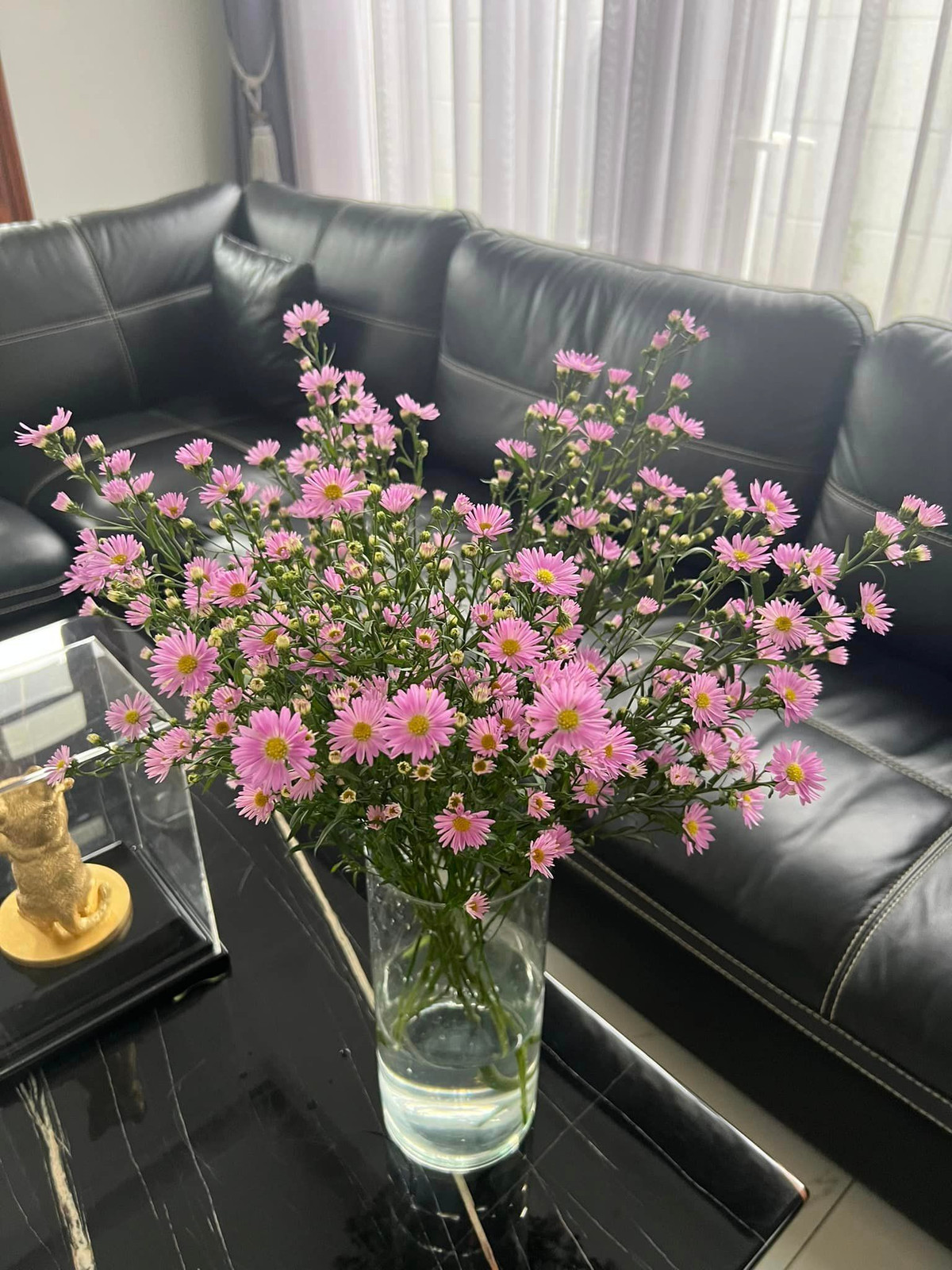 Phòng khách tươi mới và sống động với bình hoa màu sắc nhẹ nhàng.