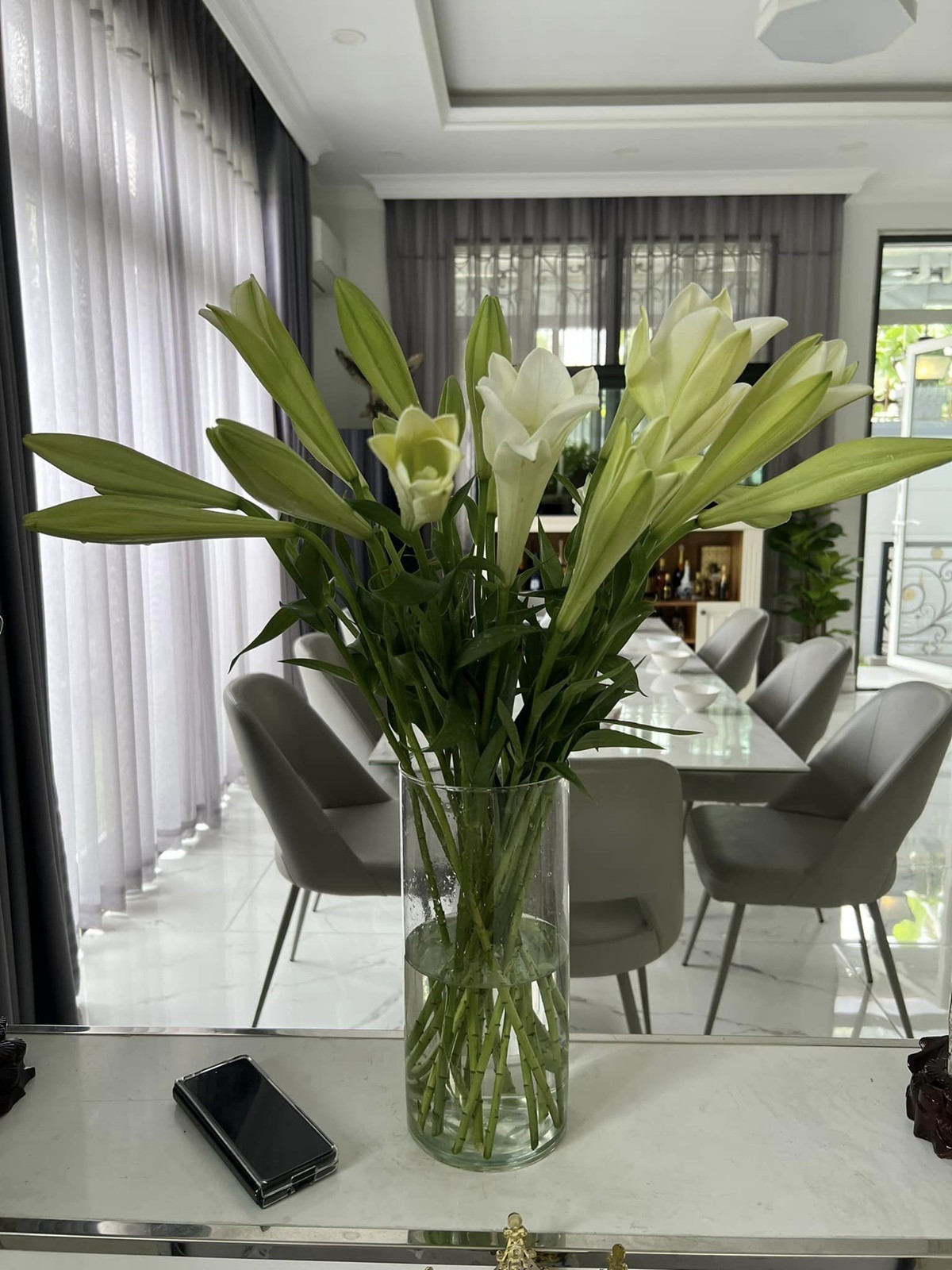 Nữ ca sĩ sử dụng đan xen nhiều chất liệu như gỗ, kính, da.