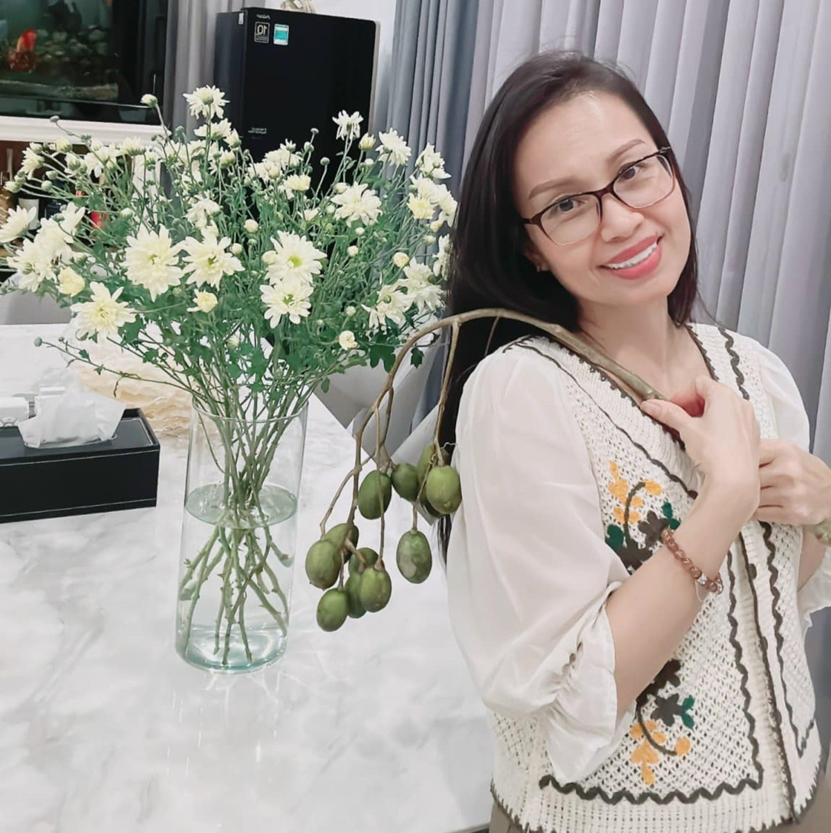 Đặc biệt, trong nhà Cẩm Ly luôn tràn ngập hoa tươi.