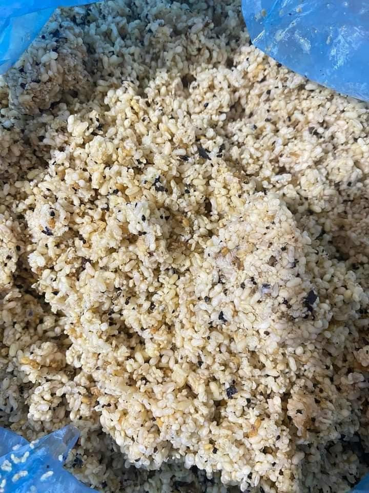 Do rất hút khách nên có ngày chị Loan bán được vài chục kg trứng kiến và khoảng 200 - 300 chiếc bánh trứng kiến.