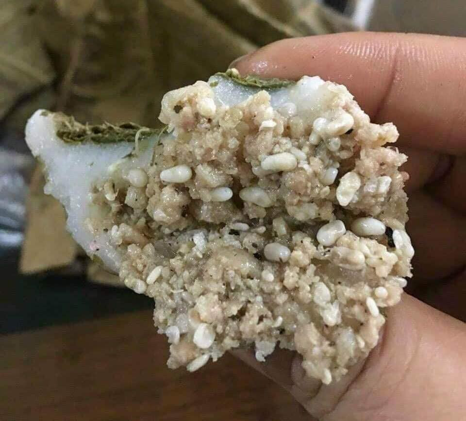 Chị Thảo (Tuyên Quang) cho biết bánh trứng kiến được gói bằng lá ngõa mật, còn phần nhân phải là trứng kiến xào với lá kiệu. Những lá này đều lấy trong rừng và trứng kiến cũng được khai thác ngoài tự nhiên.