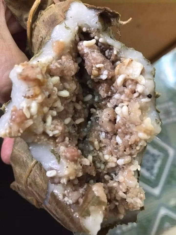 Hiện, chị Loan bán trứng kiến vàng loại to 370.000 đồng/kg, loại nhỏ là 280.000 đồng/kg. Còn bánh trứng kiến giá bán là 55.000 đồng/2 chiếc.