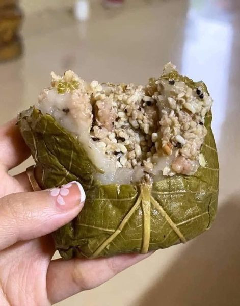 Chị Loan (một người chuyên bán đặc sản vùng cao trên chợ mạng) cho biết: "Trứng kiến đang là một mặt hàng khá đắt khách. Ngay khi tôi đăng trên mạng, có người đặt hàng nửa cân, 1 cân trứng kiến, có người lại đặt hàng cả hàng chục chiếc bánh trứng kiến một lúc".