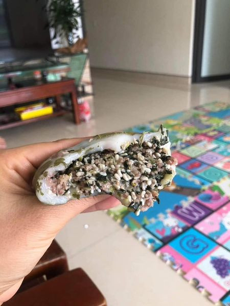 Số trứng kiến còn lại sẽ đem đi rửa bằng nước sạch, loại bỏ bụi bẩn, rồi xào với lá kiệu cho thơm, nêm nếm gia vị cho vừa miệng. Nguồn ảnh: Facebook