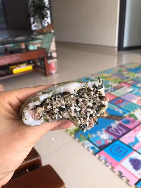 Số trứng kiến còn lại sẽ đem đi rửa bằng nước sạch, loại bỏ bụi bẩn, rồi xào với lá kiệu cho thơm, nêm nếm gia vị cho vừa miệng. Nguồn ảnh: Facebook